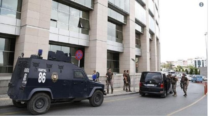 «Πιστολίδι» έξω από δικαστήριο στην Κωνσταντινούπολη – Ένας τραυματίας – Βίντεο